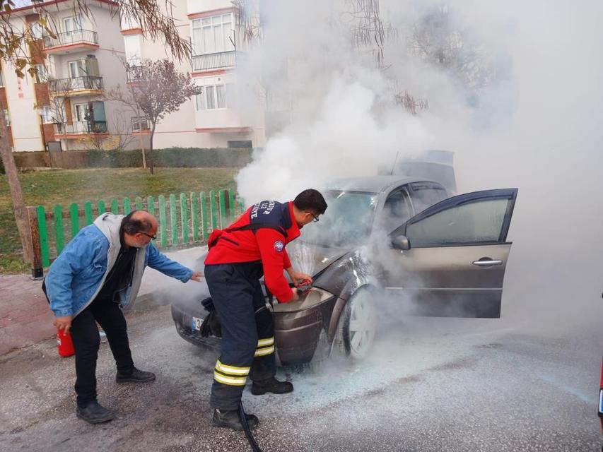 Seyir halindeki otomobil yandı