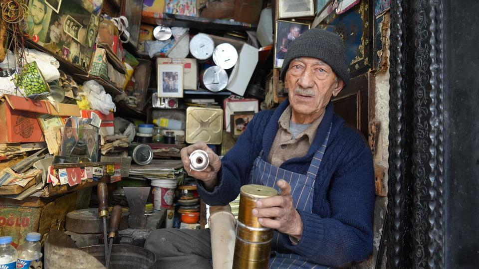 GAZİANTEP'İN 86 YAŞINDAKİ TENEKE USTASI, 66 YILDIR MESLEĞİNİ İCRA EDİYOR 3 METREKARELİK DÜKKANINDA YAPTIĞI ÜRÜNLERİ YURT DIŞINA SATIYOR
