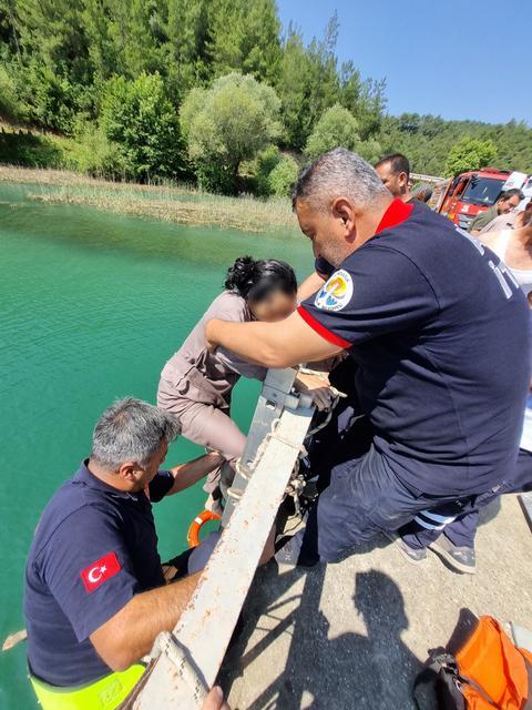 Köprüden düşen kadın itfaiye ekiplerince kurtarıldı