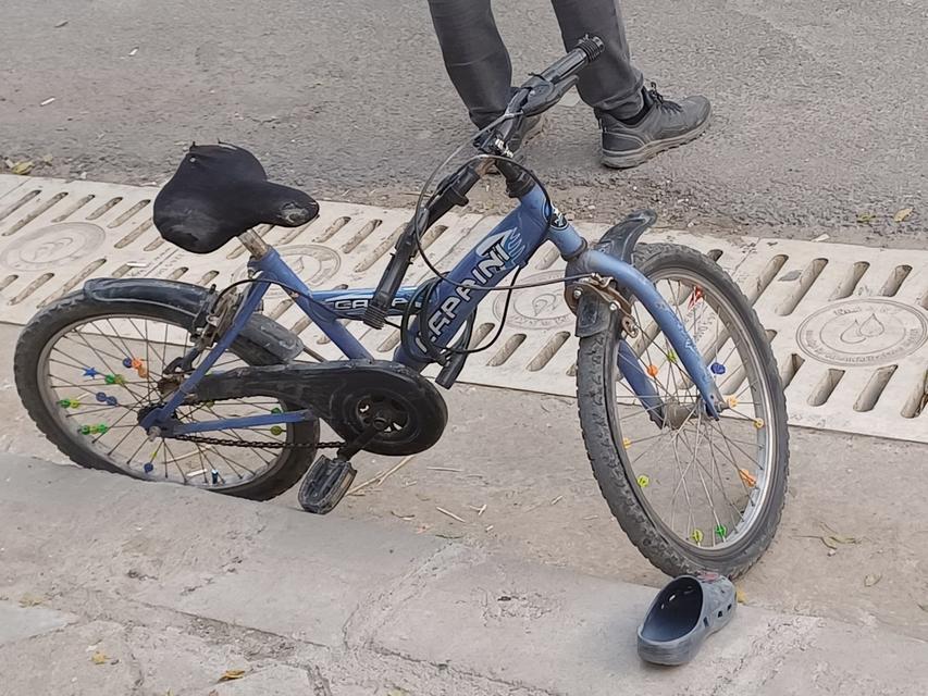 İşçi servisinin çarptığı bisikletli hayatını kaybetti