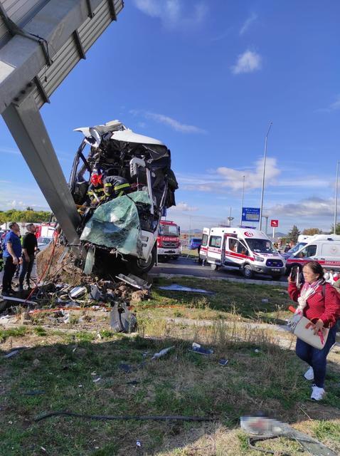 TUR OTOBÜSÜ KAZASINDA ÖLÜ SAYISI 3'E YÜKSELDİ
