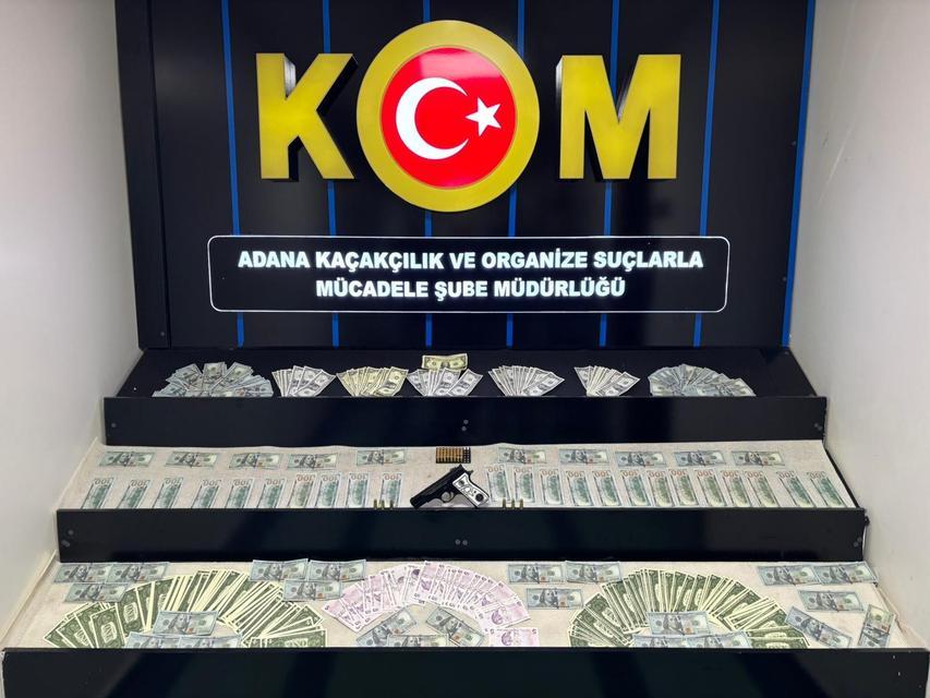 ADANA'DA ATM'DEN VE PARA SAYMA MAKİNESİNDEN GEÇEN SAHTE PARA ÜRETEN ŞEBEKE ÇÖKERTİLDİ ATM'LERE 45 BİN 800 DOLAR YATIRDIĞI ÖNE SÜRÜLEN 15 ŞÜPHELİDEN 4'Ü TUTUKLANDI 79 BİN 256 SAHTE DOLAR ELE GEÇİRİLDİ