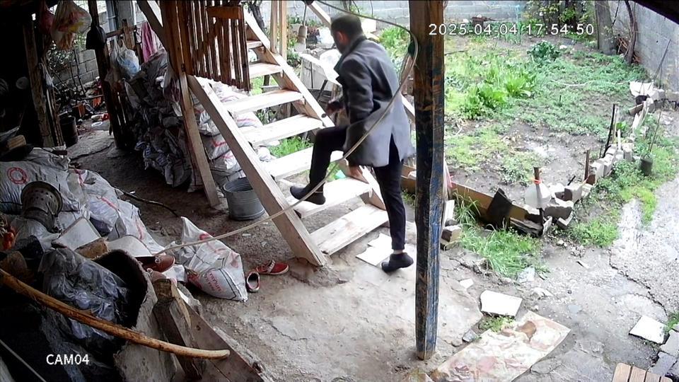 ZORLA GİRDİĞİ EVDE "KARIMI BOŞAYIP SENİ ALACAĞIM" DİYEN ALKOLLÜ ŞAHIS KABUS DOLU ANLAR YAŞATTI KADININ OĞLU TARAFINDAN YAKALANARAK POLİSE TESLİM EDİLEN VE 1.80 PROMİL ALKOLLÜ ÇIKAN ADAM ADLİ KONTROL ŞARTI İLE SERBEST BIRAKILDI ŞAHSIN SERBEST BIRAKILMASINA TEPKİ GÖSTEREN 61 YAŞINDAKİ FATMANA AKSOY: "BEN ÖLÜNCE Mİ ADALET YERİNİ BULACAK?" YAŞLI KADINI ADAMIN ELİNDEN KURTARAN OĞLU MUSTAFA AKSOY: "EĞER BEN 2 DAKİKA DAHA GEÇ KALSAYDIM OLAYLAR ÇOK DAHA KÖTÜ BİR HÂLE GELEBİLİRDİ"