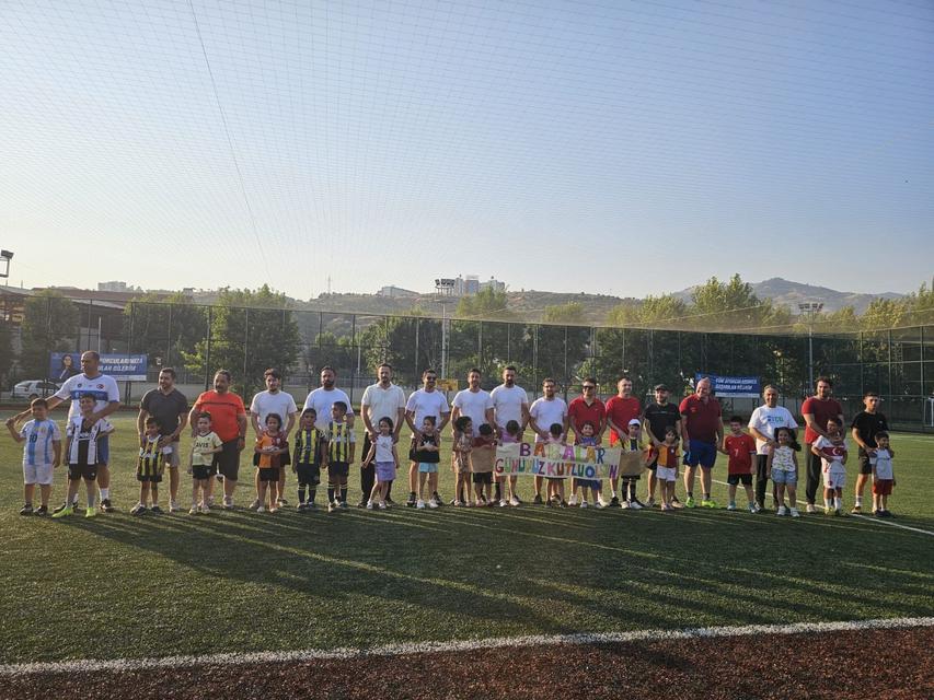 BABALARI SAHADA ÇOCUKLAR İSE TRİBÜNDE TER DÖKTÜ BABALAR GÜNÜ HALI SAHA MAÇI RENKLİ GÖRÜNTÜLERE SAHNE OLDU KAZANAN 'KIZ BABALARI' OLDU