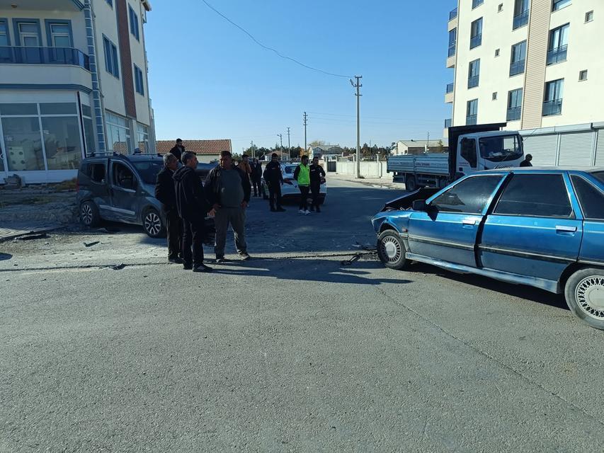 Hafif ticari araç ile otomobil çarpıştı: 7 yaralı