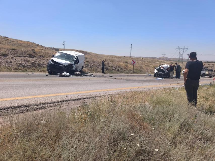 2 araç kafa kafaya çarpıştı: 1 ölü, 1 yaralı