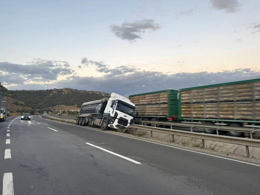Kontrolden çıkan tır orta refüje çarptı