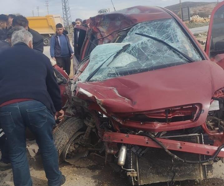 Otomobil, kamyonla çarpıştı 14 yaşındaki sürücü hayatını kaybetti