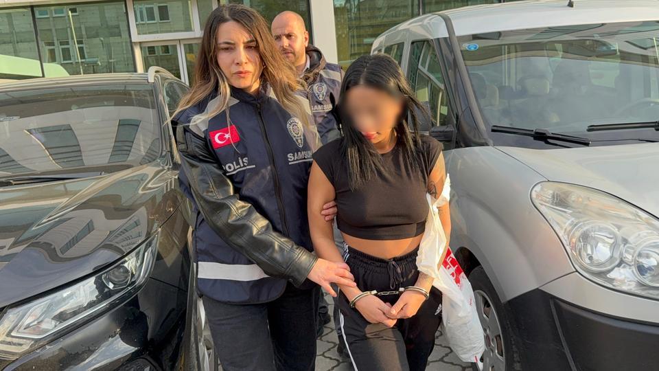 SAMSUN'DA GASP ETTİKLERİ TELEFONLA DUDAK DOLGUSU YAPTIRAN 2 KADIN YAKALANDI