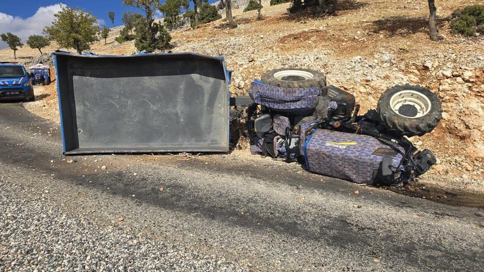 Traktör devrildi: 2 yaralı