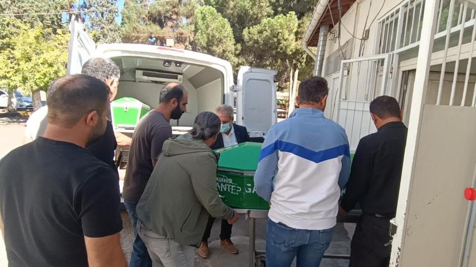 Park halindeki tıra çarpan otomobildeki 3 kardeşten 2'si öldü