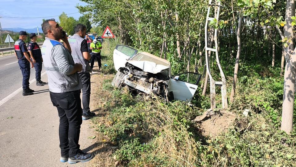 Otomobil elektrik direğine çarptı: 1 ölü, 1 yaralı