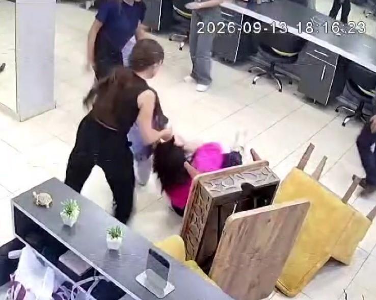 KAHRAMANMARAŞ'TA SAÇ KESİMİNİ BEĞENMEYEN MÜŞTERİNİN AKRABALARI KADIN KUAFÖRÜ DARP ETTİ İŞ YERİNİ BASARAK SALON SAHİBİNİ ÇOCUĞUNUN GÖZÜ ÖNÜNDE YERLERDE SÜRÜKLEYİP, DARP ETTİLER