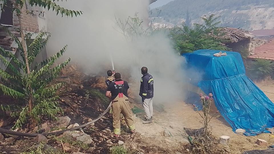 KIRKAĞAÇ'TAKİ ORMAN YANGININA MÜDAHALE SÜRÜYOR: BİR MAHALLE TEDBİR AMAÇLI TAHLİYE EDİLDİ VALİ ÖZKAN: "ÇOK ETKİN VE YAYGIN BİR ŞEKİLDE MÜDAHALEMİZ DEVAM EDİYOR"