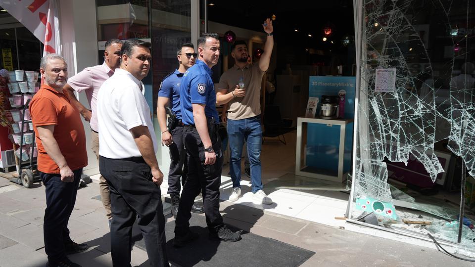 FREN YERİNE GAZA BASINCA KAZA KAÇINILMAZ OLDU: OTOMOBİLİYLE İŞ YERİNE DALDI