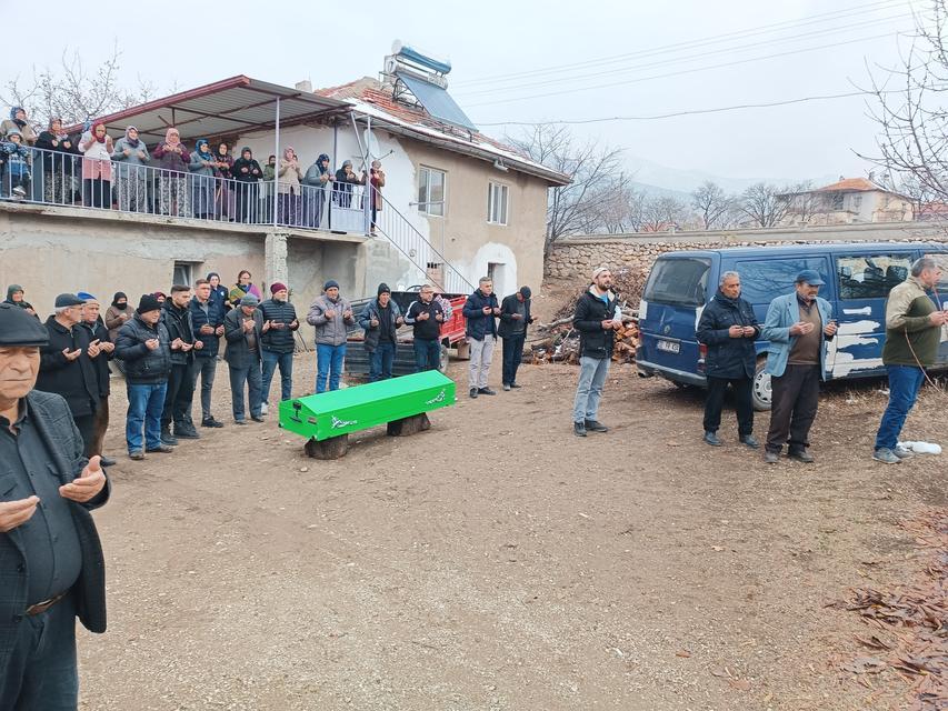 DENİZLİ'DE BOŞ ARAZİDE BULUNAN YAŞLI KADININ KEMİKLERİ TOPRAĞA VERİLDİ