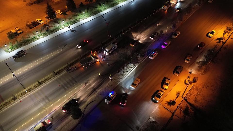 Minibüs, aydınlatma direği ve ağaçlara çarptı