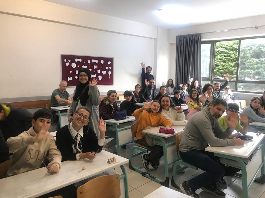 Bu okulda veliler çocuklarıyla sınava girdi