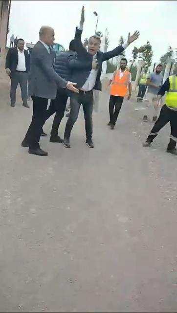 İKİ BELEDİYENİN ÇALIŞANLARI BİRBİRİNE GİRDİ ŞEHİR HASTANESİNİN ETRAFININ DÜZENLEMELERİ SIRASINDA İKİ BELEDİYENİN ÇALIŞANLARI KARŞI KARŞIYA GELDİ İZMİT BELEDİYE BAŞKANI FATMA KAPLAN HÜRRİYET İLE GENEL SEKRETER YARDIMCISI HASAN AYDINLIK GÖRÜŞTÜ