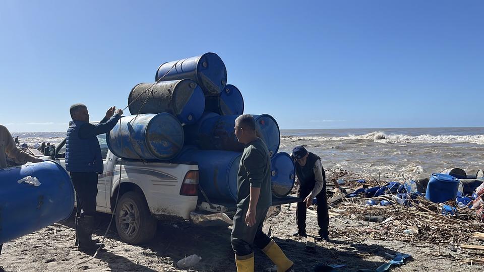 TAŞAN ÇAYDAKİ İŞLETME YIKILDI, SULARA KAPILMAK ÜZERE OLAN BİR KÖPEK SON ANDA KURTARILDI EVLERİN ZEMİN KATLARI SULAR ALTIN KALDI, SAHİL EŞYALAR İLE DOLDU SU TAŞKINI DRONE İLE HAVADAN GÖRÜNTÜLENDİ