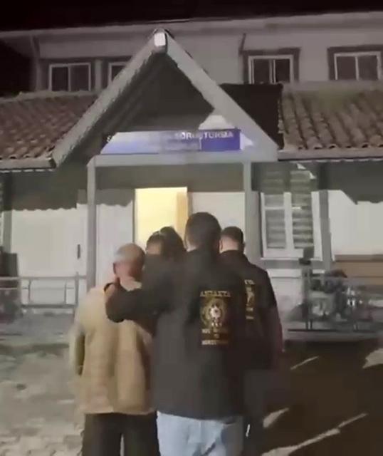 75 YAŞINDAKİ ADAMI SENİNLE EVLENECEĞİN DİYEREK KANDIRAN 30 YAŞINDAKİ KADIN, ALTINLARI ALIP BAKLAVA BAHANESİYLE KAÇTI