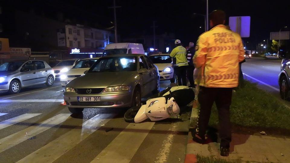 Motosiklet 2 otomobile çarptı: 1 yaralı