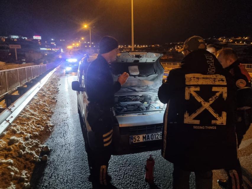 Seyir halindeki hafif ticari araç alev aldı