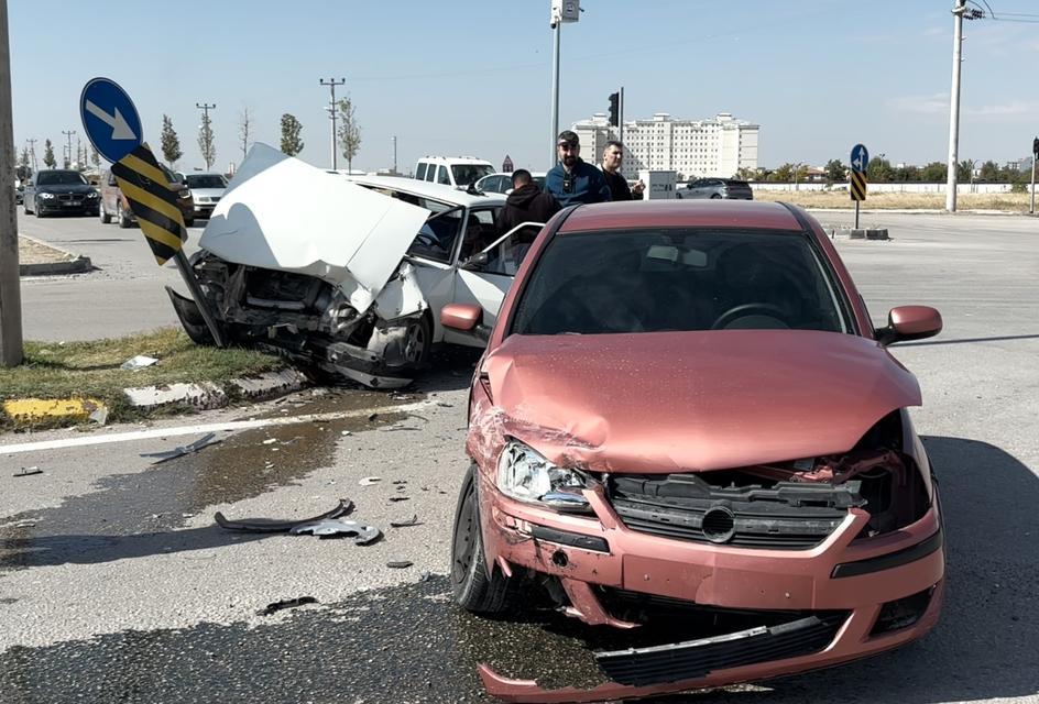 Kavşakta iki otomobil çarpıştı: 2 yaralı