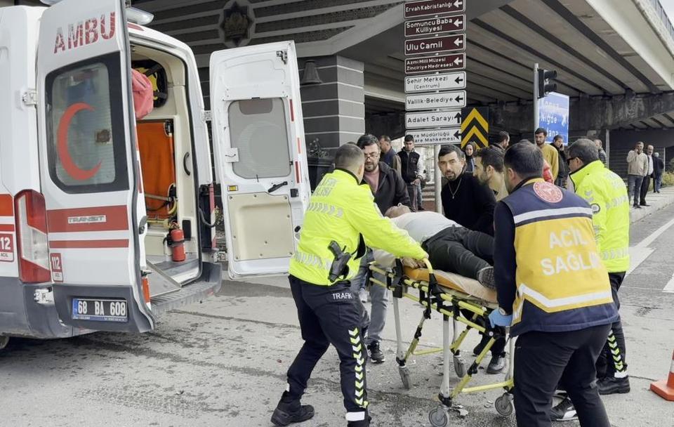 Yakınını kaza yerinde gören adam kalp krizi geçirdi