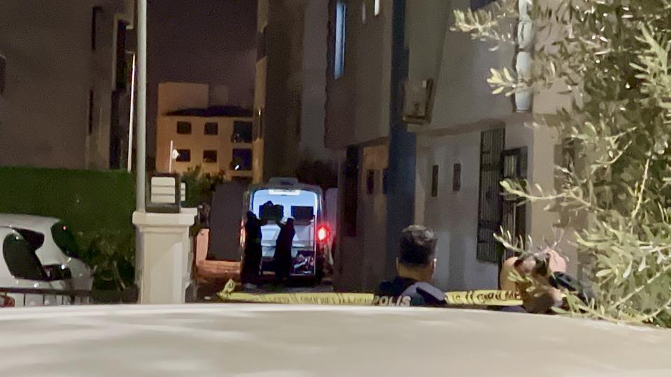 YILLIK İZİNDEKİ POLİS MEMURU DEHŞET SAÇTI: EŞİ VE 2 KIZINI ÖLDÜRDÜ CİNAYETİ DUYUP OLAY YERİNE GELEN AİLENİN YAKINLARI SİNİR KRİZİ GEÇİRDİ