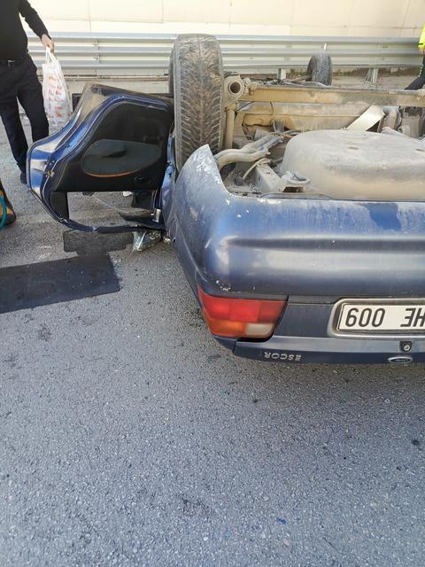 VİRAJI ALAMAYAN OTOMOBİL ALT GEÇİTE DÜŞTÜ: 2 YARALI