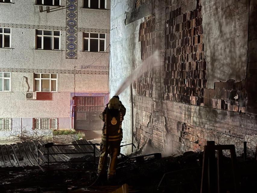 Geri dönüşüm atık tesisi alevlere teslim oldu