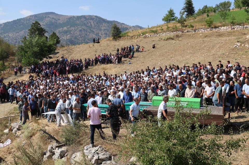 Feci kazada hayatını kaybeden 1'i bebek 5 kişi toprağa verildi