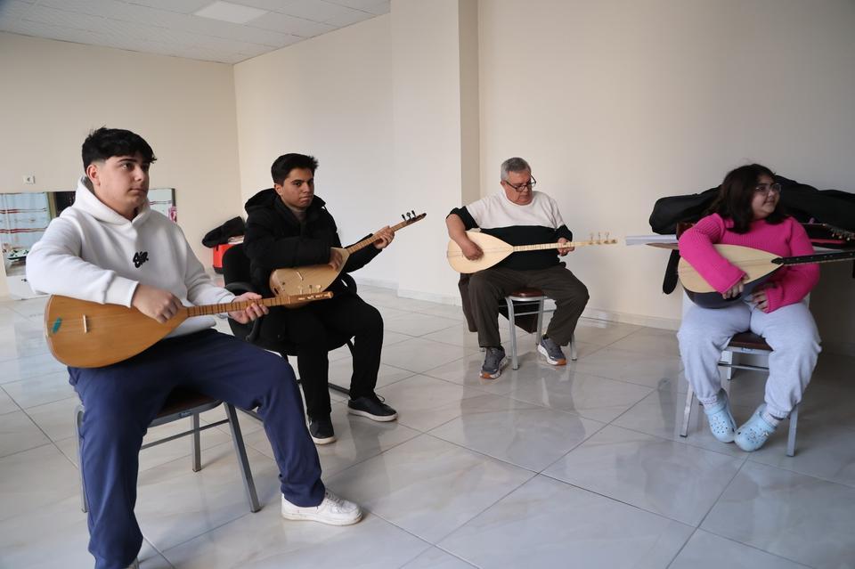 Efeler'de sanatın kalbi müzikle atıyor