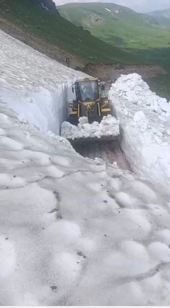 Temmuz ortasında 3 metre kar