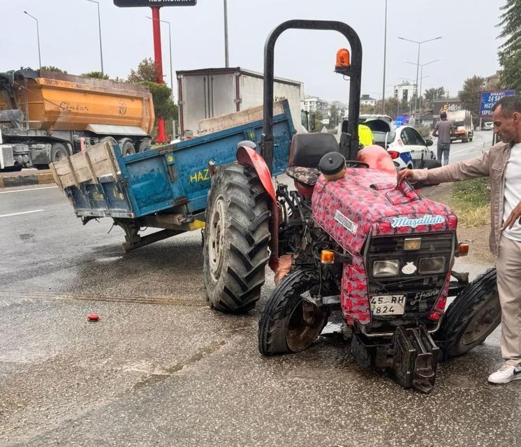 Tırla çarpışan traktörün sürücüsü hayatını kaybetti