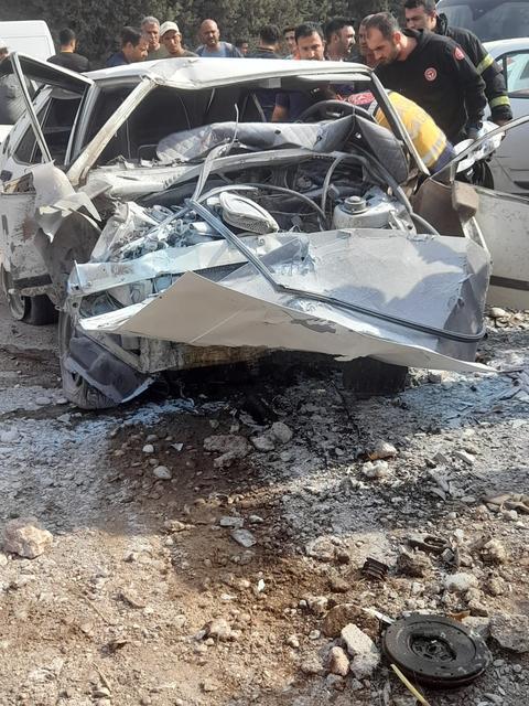 LASTİĞİ PATLAYAN OTOMOBİL DUVARA ÇARPTI: 1 ÖLÜ