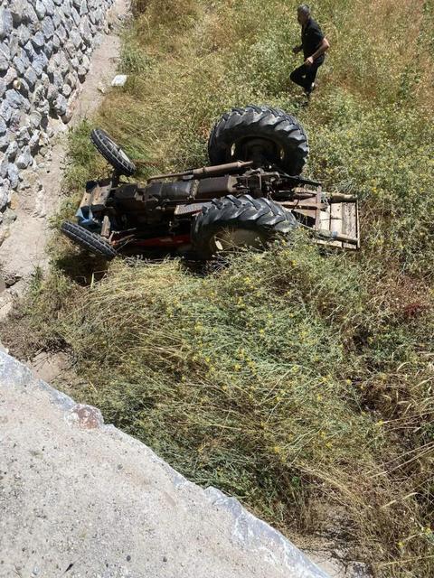 Otomobille çarpışan traktör şarampole devrildi: 1 ölü