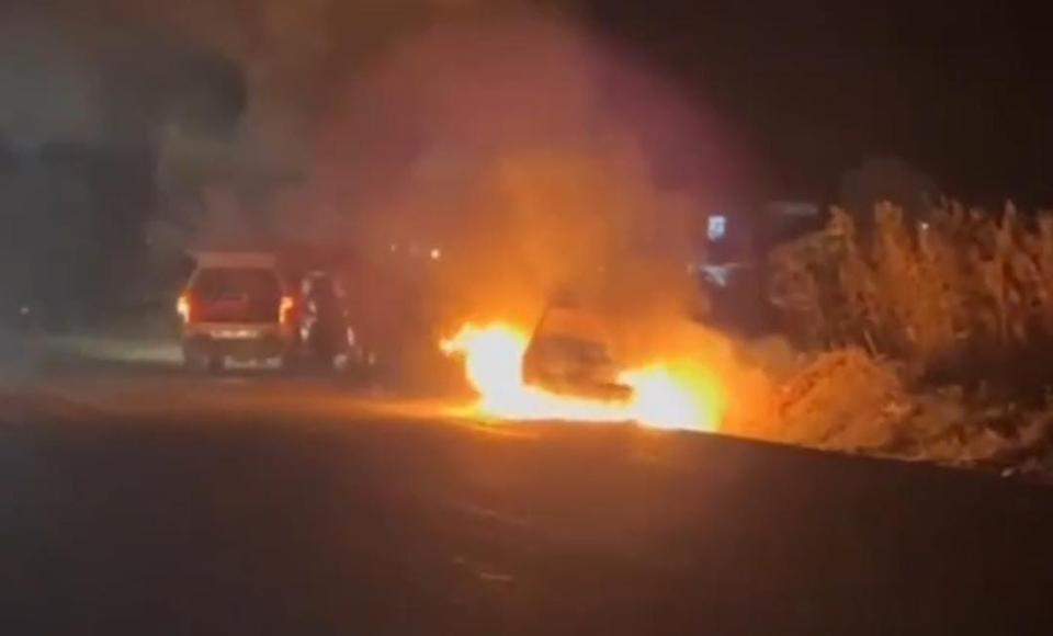 Otomobilini ateşe verdi