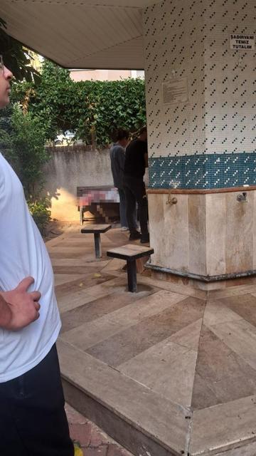 Cami avlusundaki bankta bir kişi ölü bulundu