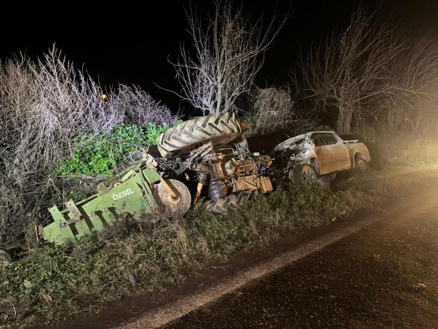 Pikap traktöre arkadan çarptı: 2 yaralı