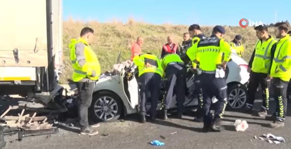 Otomobil seyir halindeki bir tıra arkadan çarptı