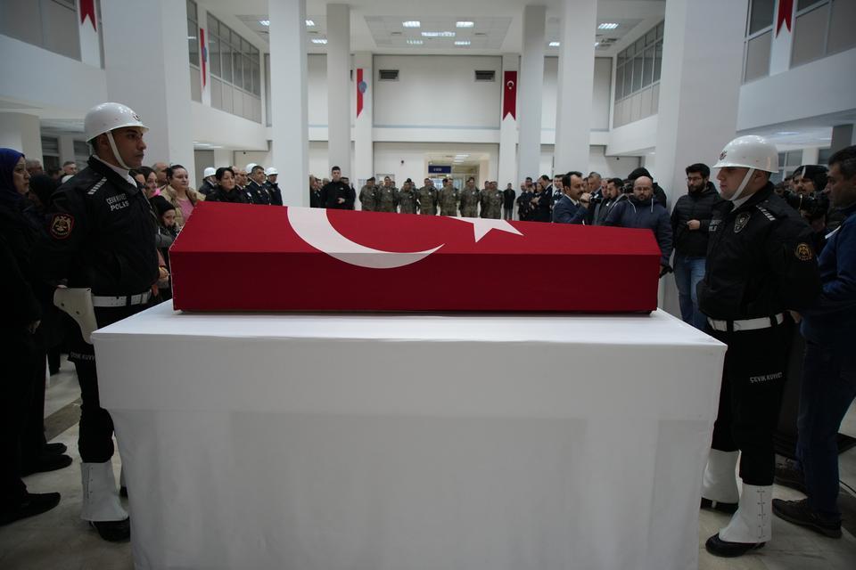 GÖREV ARKADAŞLARININ EN ZOR GÜNÜ: ÖLDÜRÜLEN POLİS ARKADAŞINI GÖZYAŞLARIYLA UĞURLADILAR MESLEKTAŞININ SİLAHIYLA VURULAN POLİS EDİRNE'DE TÖRENLE UĞURLANDI