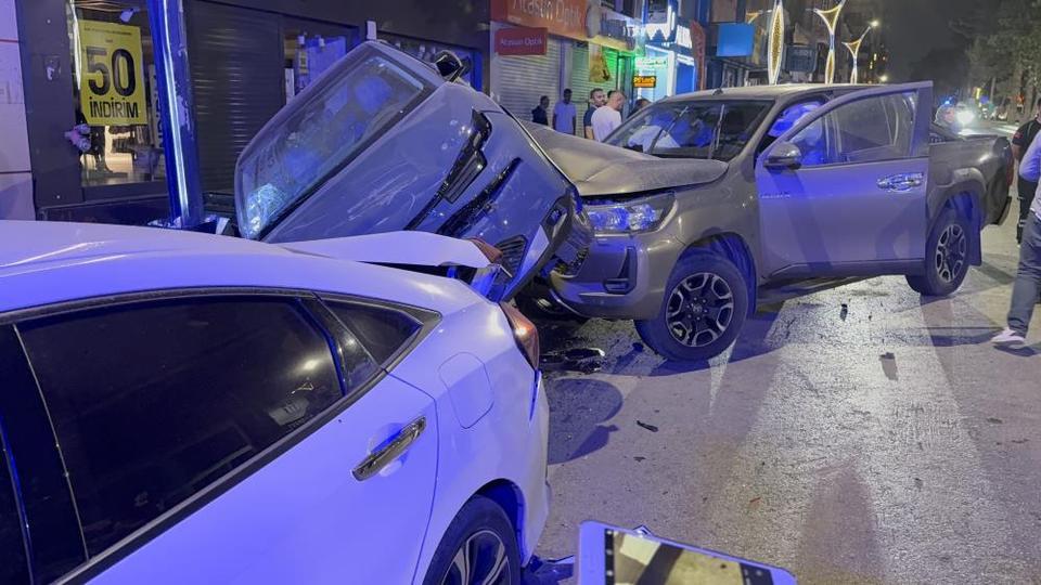 3 araçlı zincirleme trafik kazası
