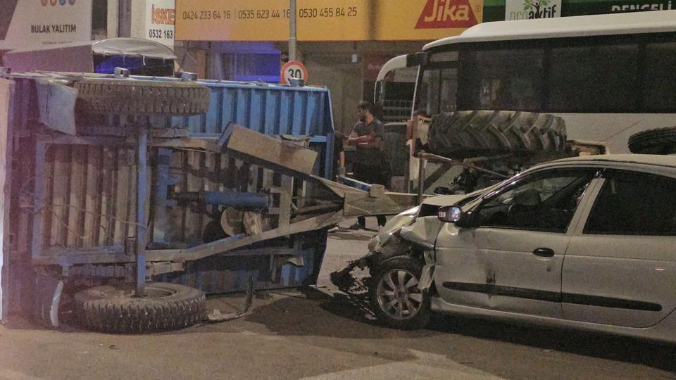 Otomobil ile traktör çarpıştı: 5 yaralı