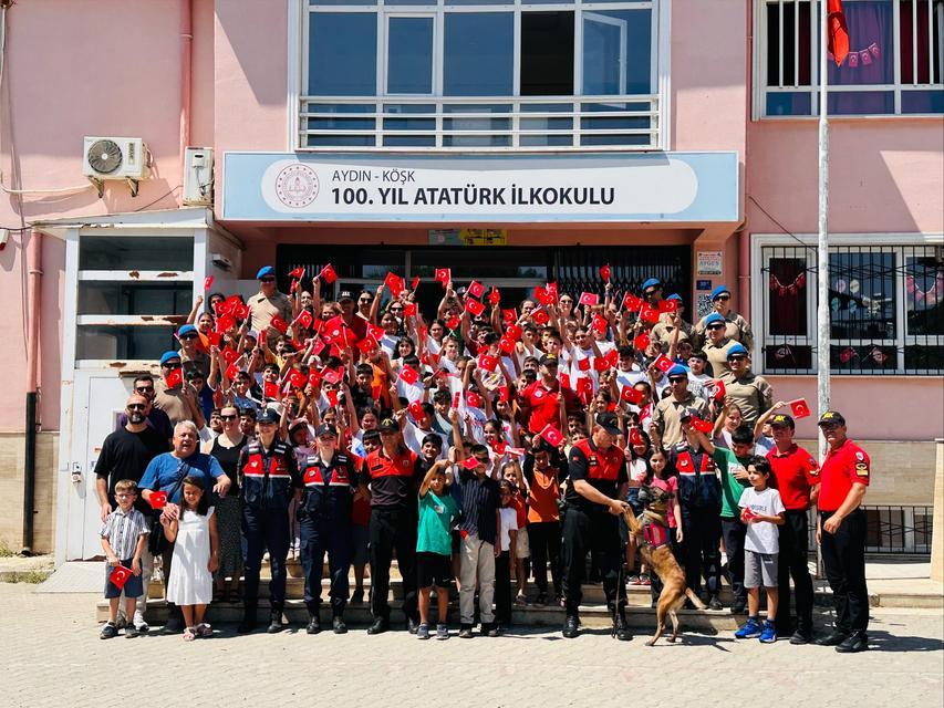 Jandarma, miniklerin tatil sevincine ortak oldu