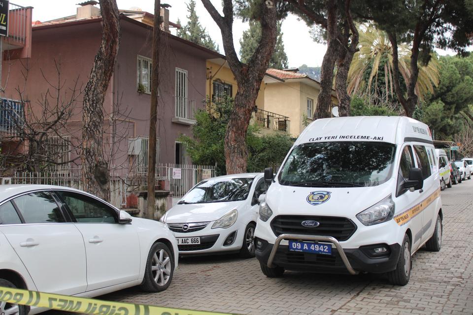 BIÇAKLANARAK ÖLDÜRÜLEN YAŞLI ÇİFTİN EVİNDE İNCELEMELER SÜRÜYOR