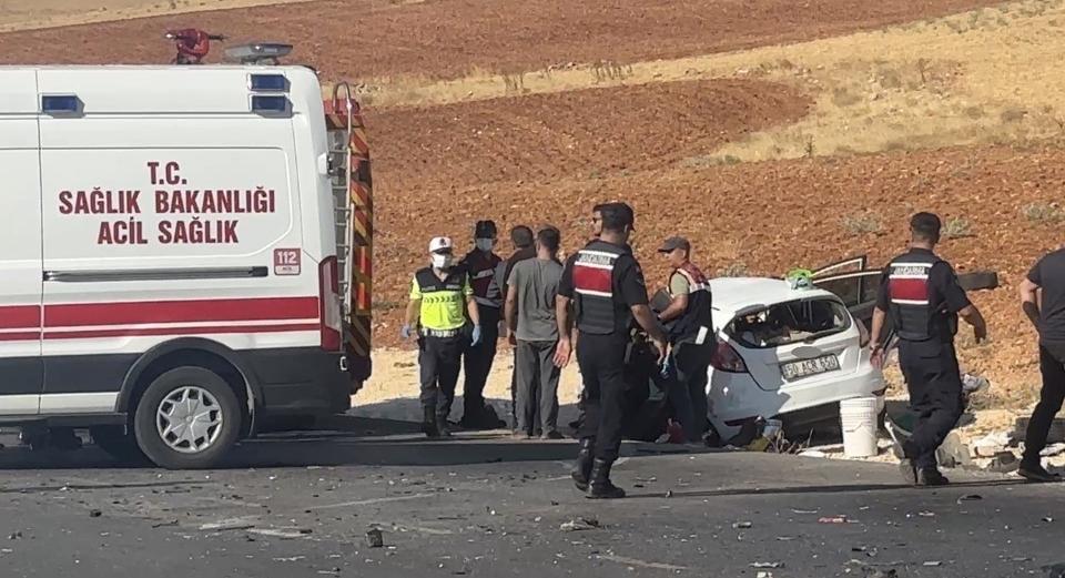 İki araç kafa kafaya çarpıştı: 2 ölü, 4 yaralı