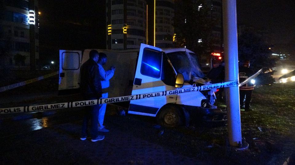 Aydınlatma direğine çarpan minibüs sürücüsü hayatını kaybetti