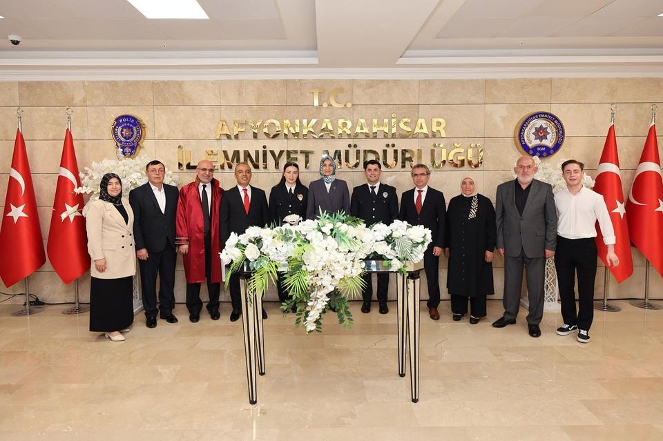 Polis çift üniformalarıyla dünyaevine girdi